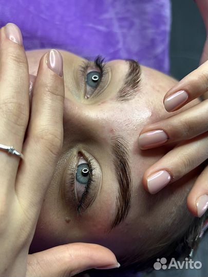 Модель на брови