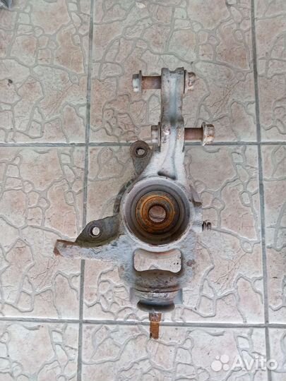 Кулак поворотный левый на киа сид 2011г