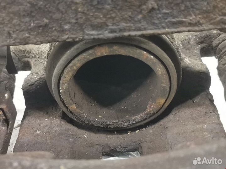 Суппорт передний правый Ford Fiesta 5 рест. 2010