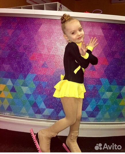 Платье для фигурного катания и колготки на конёк