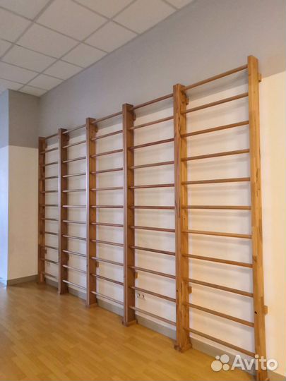 Шведская стенка и администраторская стойка