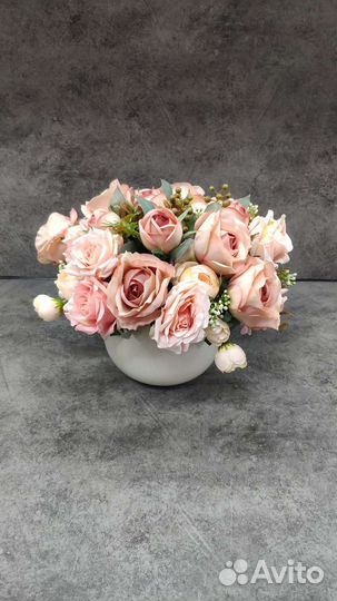 Композиция из искусственных цветов