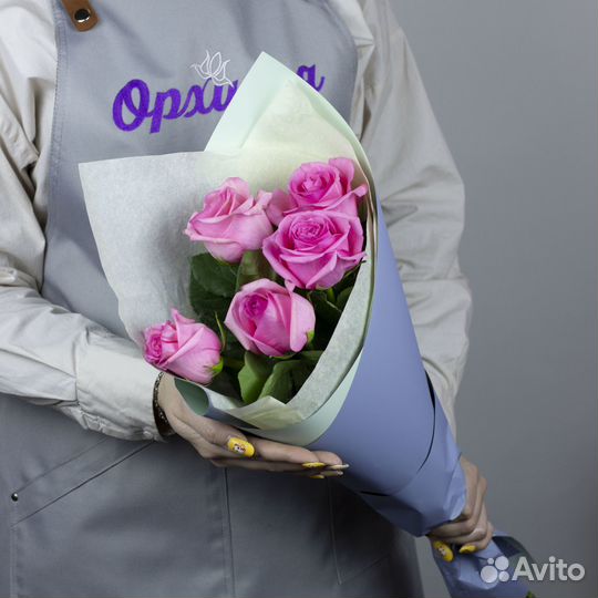 Цветы с доставкой 5 розовых роз 60 см