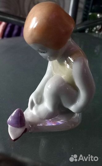 Статуэтка фарфор Девочка с корабликом