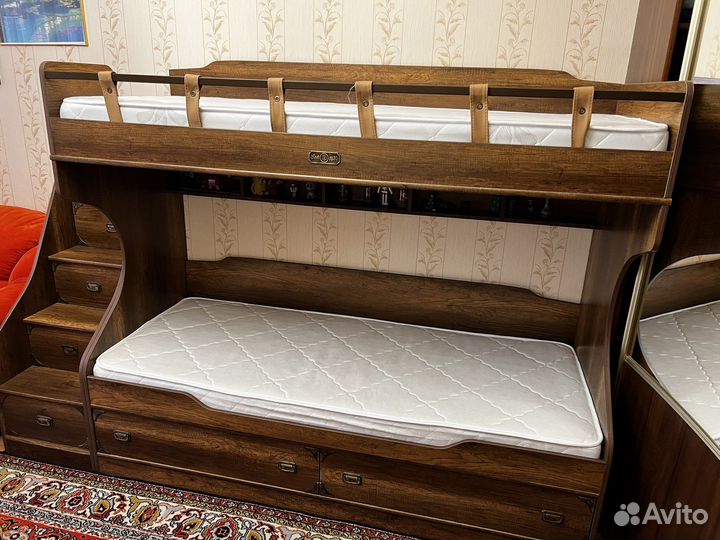 Двухъярусная кровать