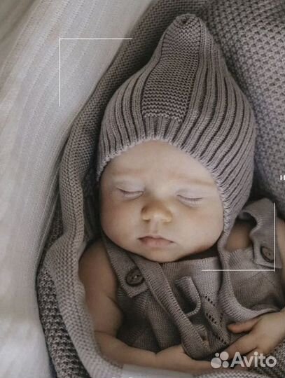 Вязаный чепчик и пинетки