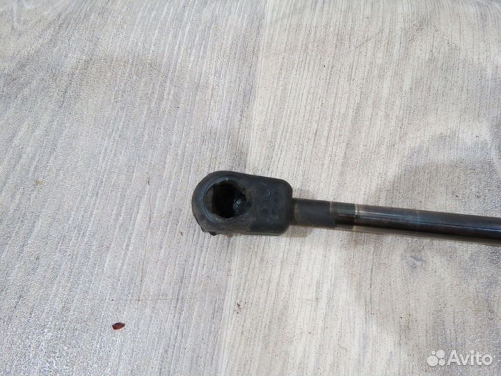 Амортизатор капота Porsche Cayenne 957