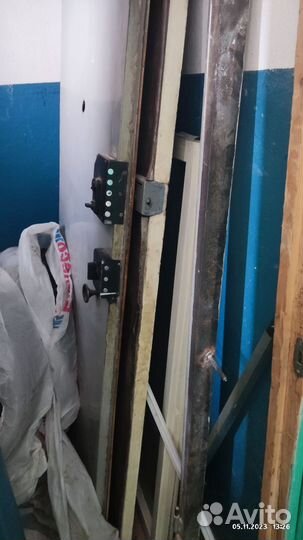 Дверь входная металлическая с металлической луткой