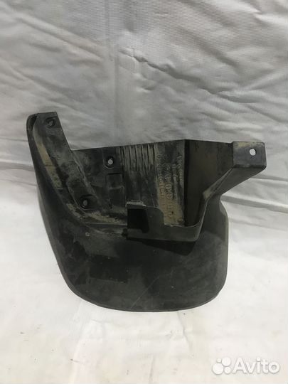 Брызговик передний левый Mitsubishi Pajero Sport I