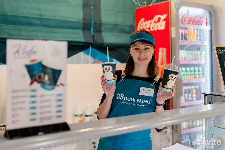 Продавец в летний павильон мороженого