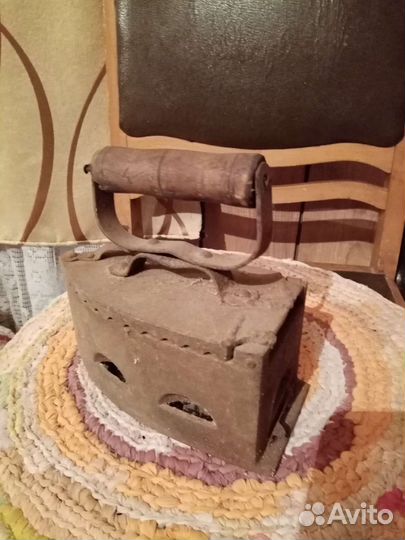 Старый утюг жаровый