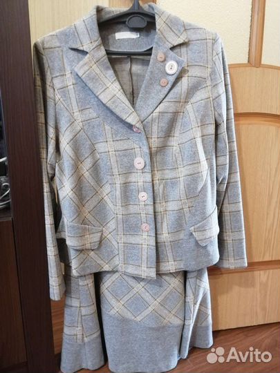 Костюм женский пиджак и юбка 58 размер