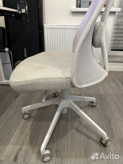 Компьютерное кресло IKEA эрвфьеллет бежевое