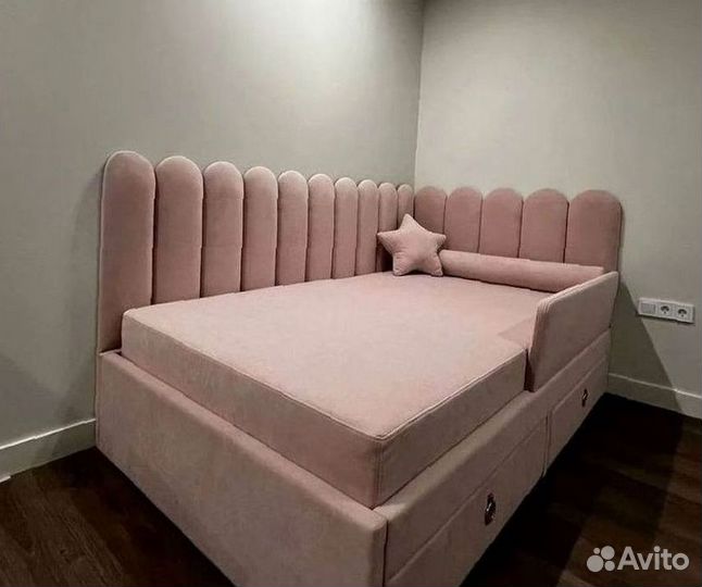 Детская кровать с мягкой спинкой