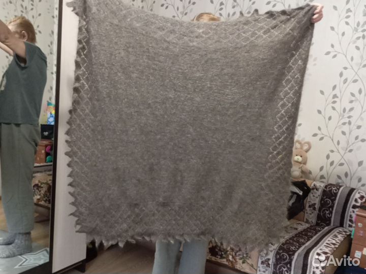 Продаю серый, пуховый платок Ручной вязки