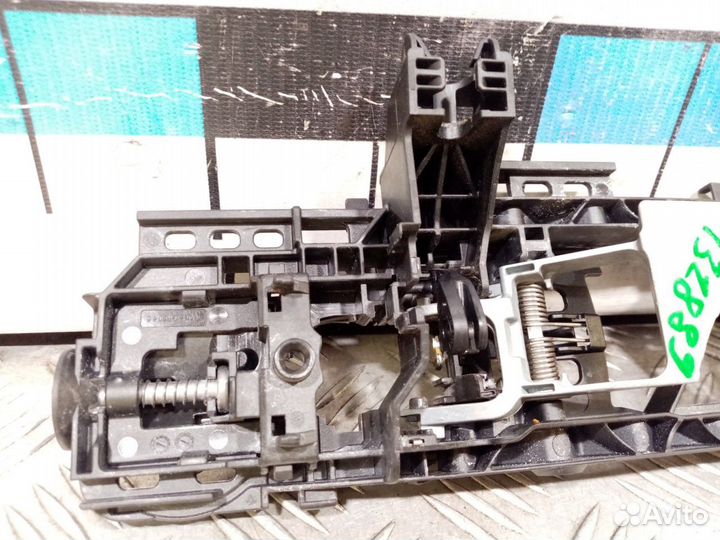 Б/У Кронштейн ручки двери правой MB#002