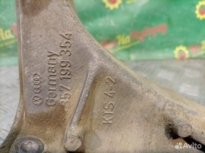 Кронштейн двигателя Volkswagen Passat B3 седан