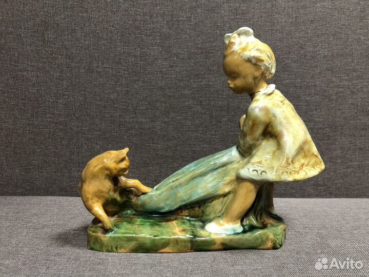 Статуэтка Девочка с котом Гжель