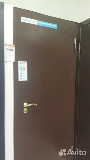 Металлические двери с витрины