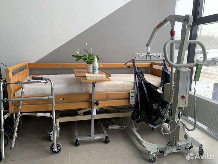 Электро-кровать, столик прикроватный