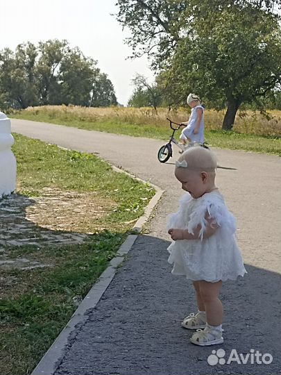 Праздничное боди-платье 74-80 белое с перьями