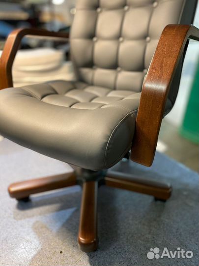 Офисное кресло
