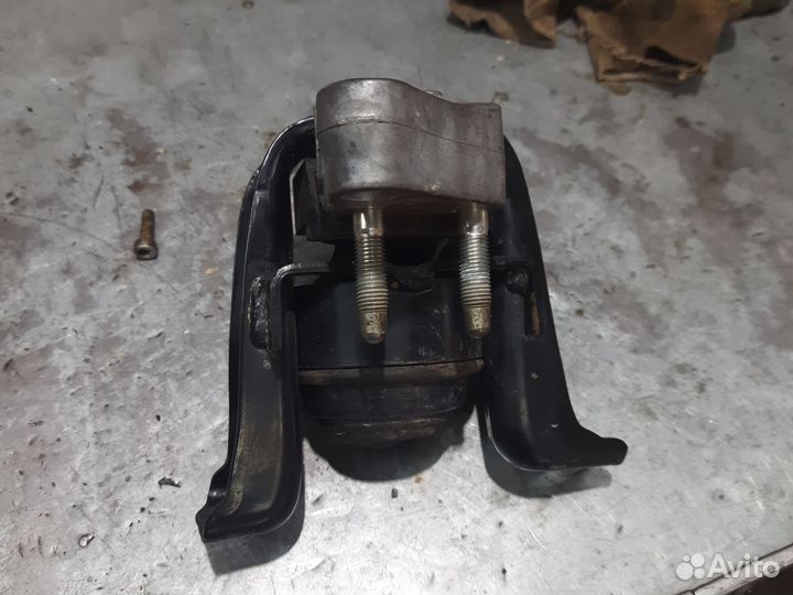Подушка двигателя toyota corolla 120