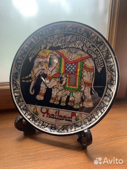 Тарелка сувенир из Таиланда с подставкой слоны