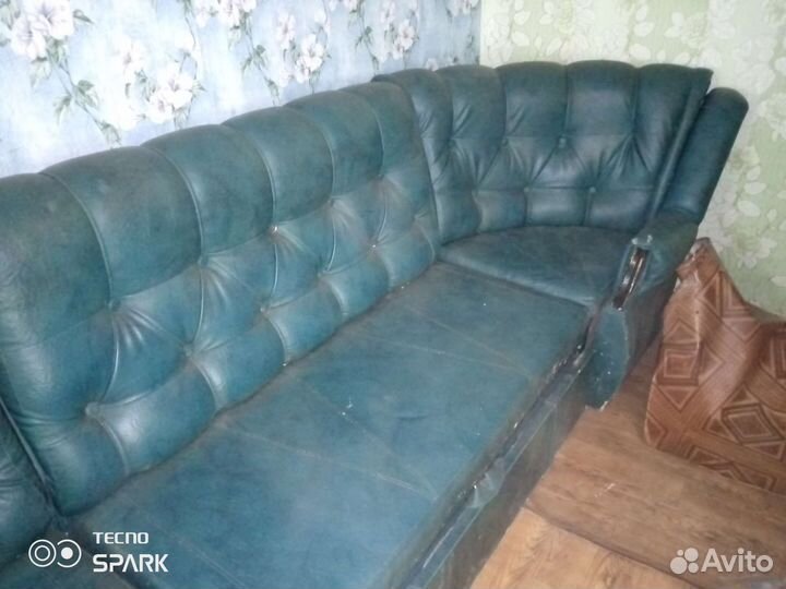 Угловой кожаный диван