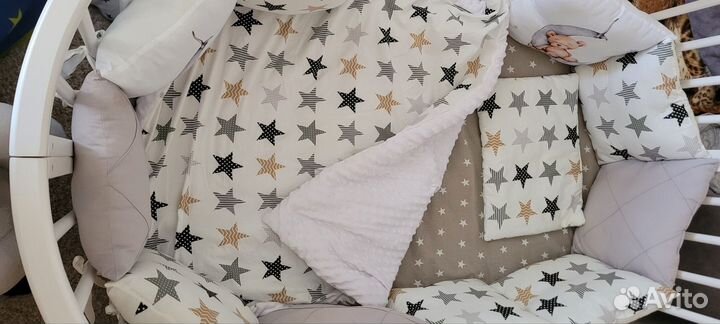 Детская кроватка с маятником белая