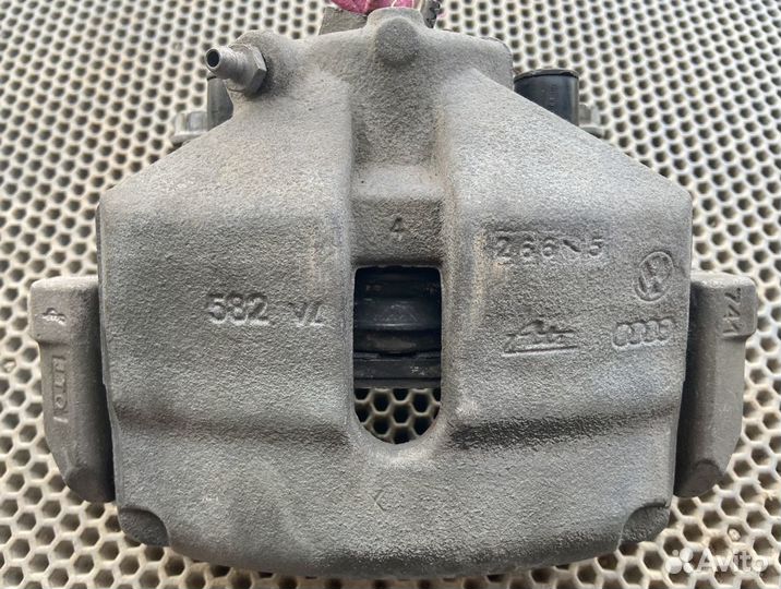 Суппорт передний правый Пассат Б6