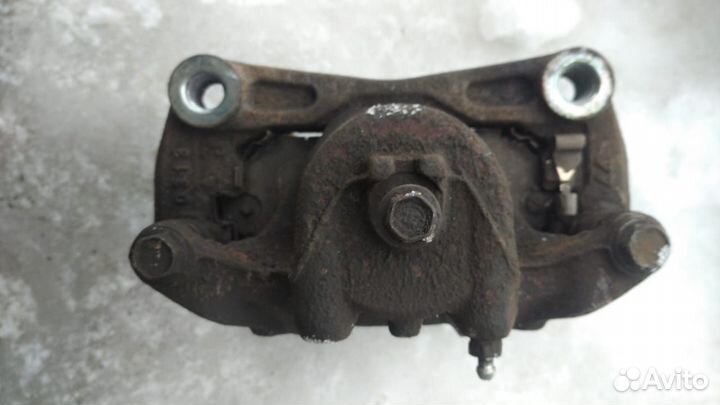 Суппорт передний левый Nissan Juke