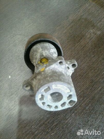 Ролик с натяжителем на Ниссан Премьера