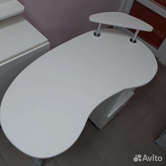 Стол маникюрный