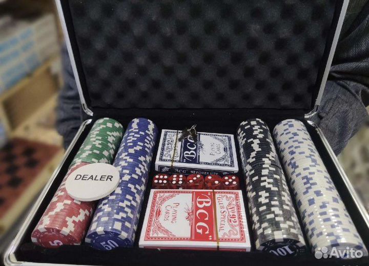 Покерный набор в металлическом кейсе
