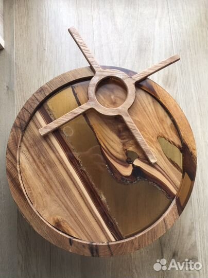 Сервировочная доска на ножках