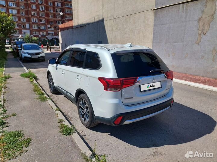 Mitsubishi Outlander 2 CVT, 2017, 111 111 км