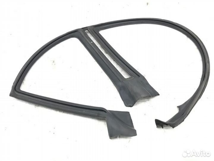 Уплотнитель ш-образный левый Subaru Outback BPE