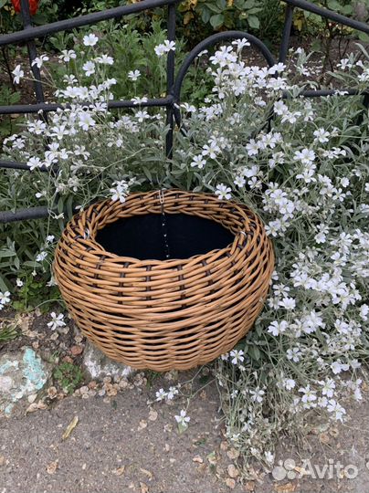 Кашпо из искусственного ротанга