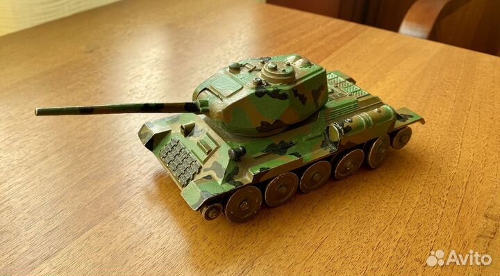 Спасская башня, танк, солдаты-дутыши СССР