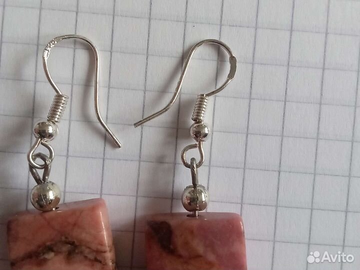 Серьги с природным родонитом