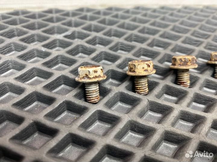 Болты крепления теплового экрана катализатора