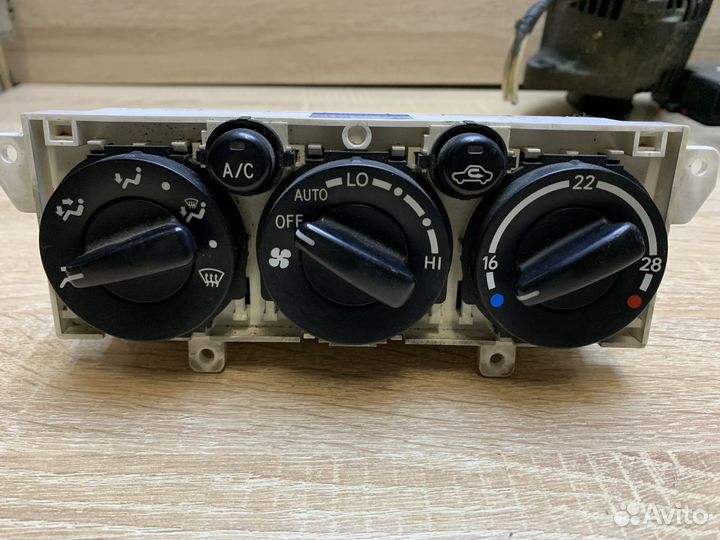 Блок управления отопителем Toyota Avensis 1