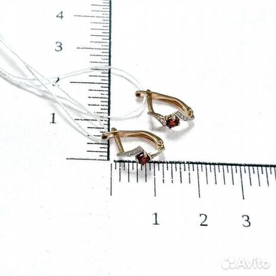 Золотые серьги с камнем