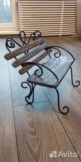 Уличный фонарь и лавка декоративные