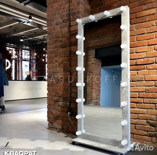 Гримерное зеркало с подсветкой