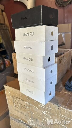 Старые коробки от iPhone