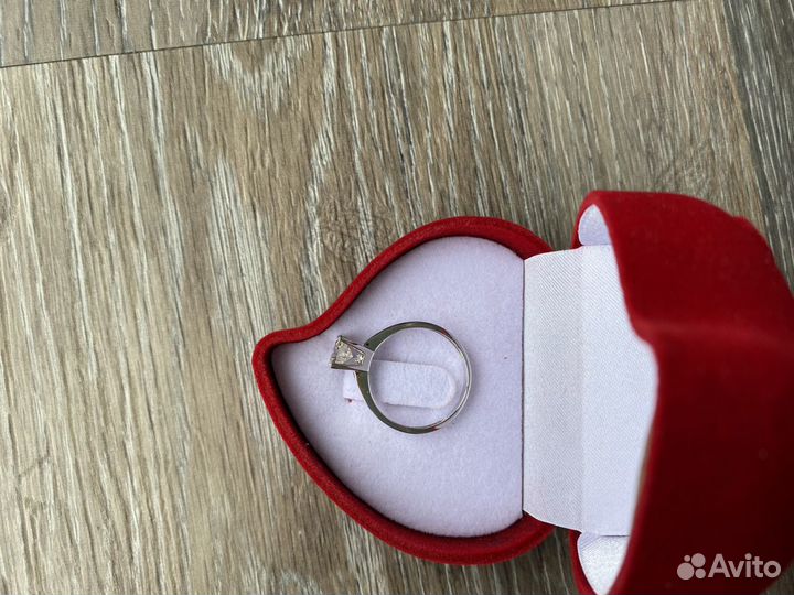 Кольцо с бриллиантом