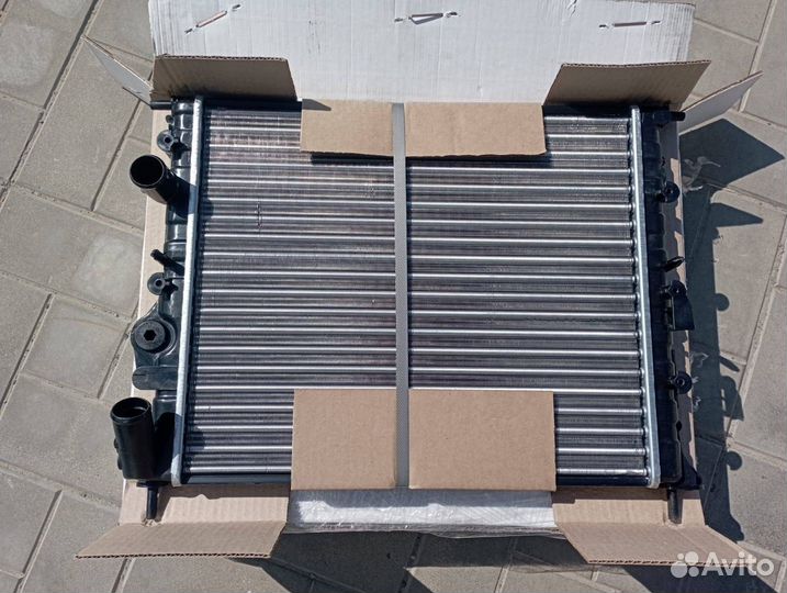 Радиатор охлаждения двигателя Renault Logan