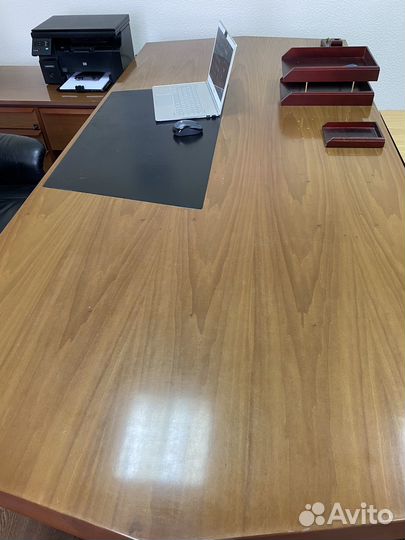 Стол руководителя с брифингом + кресло